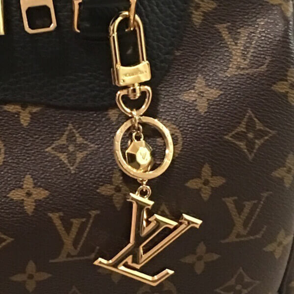 ギフト最適です ルイヴィトン キーホルダー コピー  ポルト クレ･LV ファセット チャーム M65216 すぐ届く