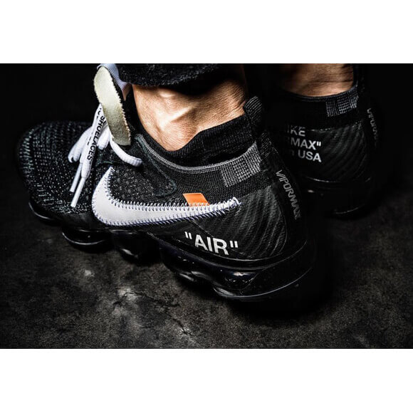 OFF WHITE × ナイキ 偽物 入手困難☆ 激レアコラボ Air VaporMax 人気話題コラボ