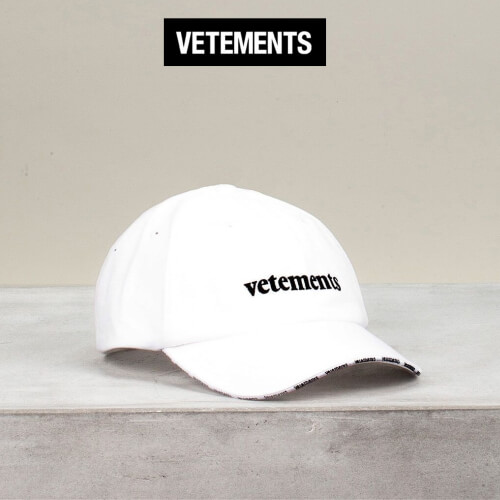  ヴェトモン キャップ 偽物 VETEMENTS 刺繍ロゴ コットンキャップ ホワイト