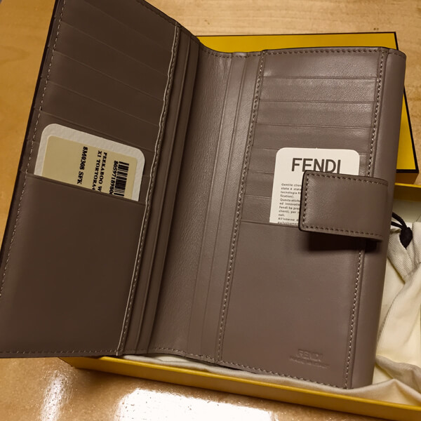 フェンディ ツイストロックがお洒落なピーカブーコンチネンタルWallet