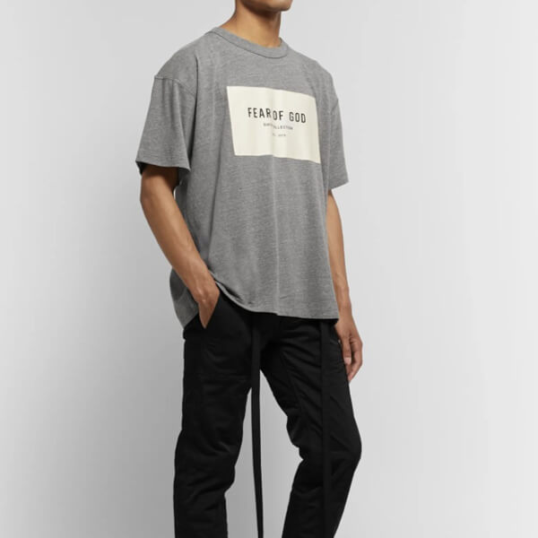 ​ 新作 Fear Of God エッセンシャルズ tシャツ 偽物オーバーサイズ ロゴ Tシャツ