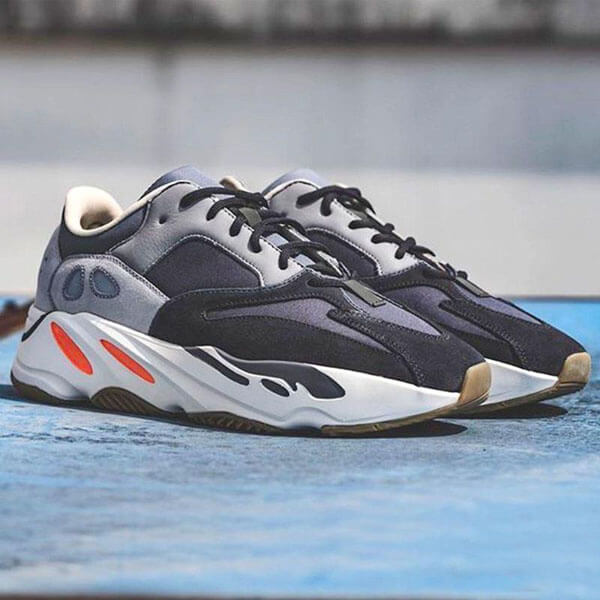 アディダス 激レア ☆ 入手困難 超限定 Yeezy 偽物 Wave Runner 700 OG  FV9922