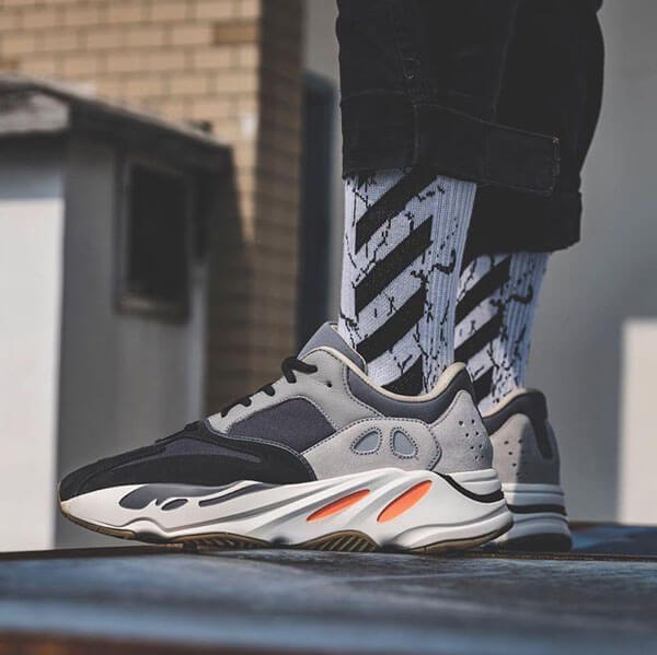 アディダス 激レア ☆ 入手困難 超限定 Yeezy 偽物 Wave Runner 700 OG  FV9922