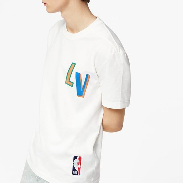 21FW★ルイヴィトン NBA フロントアンドバックレタープリントTシャツ偽物1A8X8R