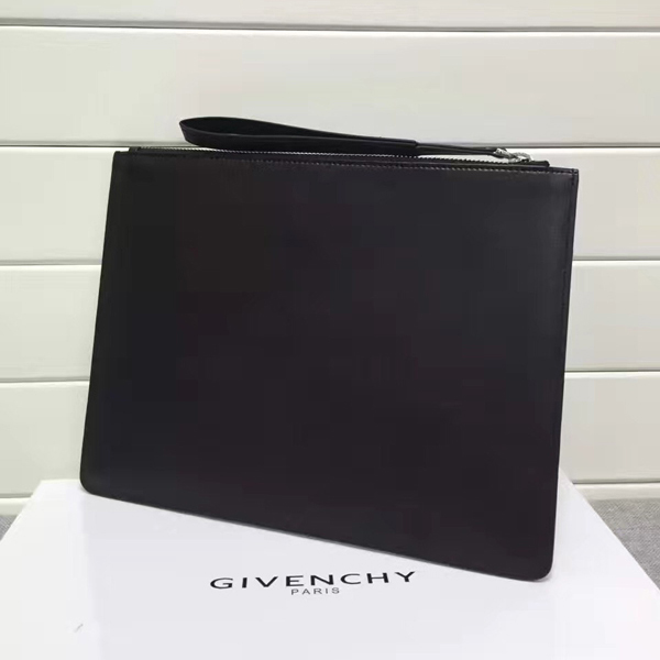 ジバンシィスーパーコピー GIVENCHY エンボスロゴ クラッチバッグ BK こちらの商品は男女兼用です